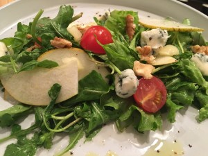 Salata od kruške, oraha i gorgonzole